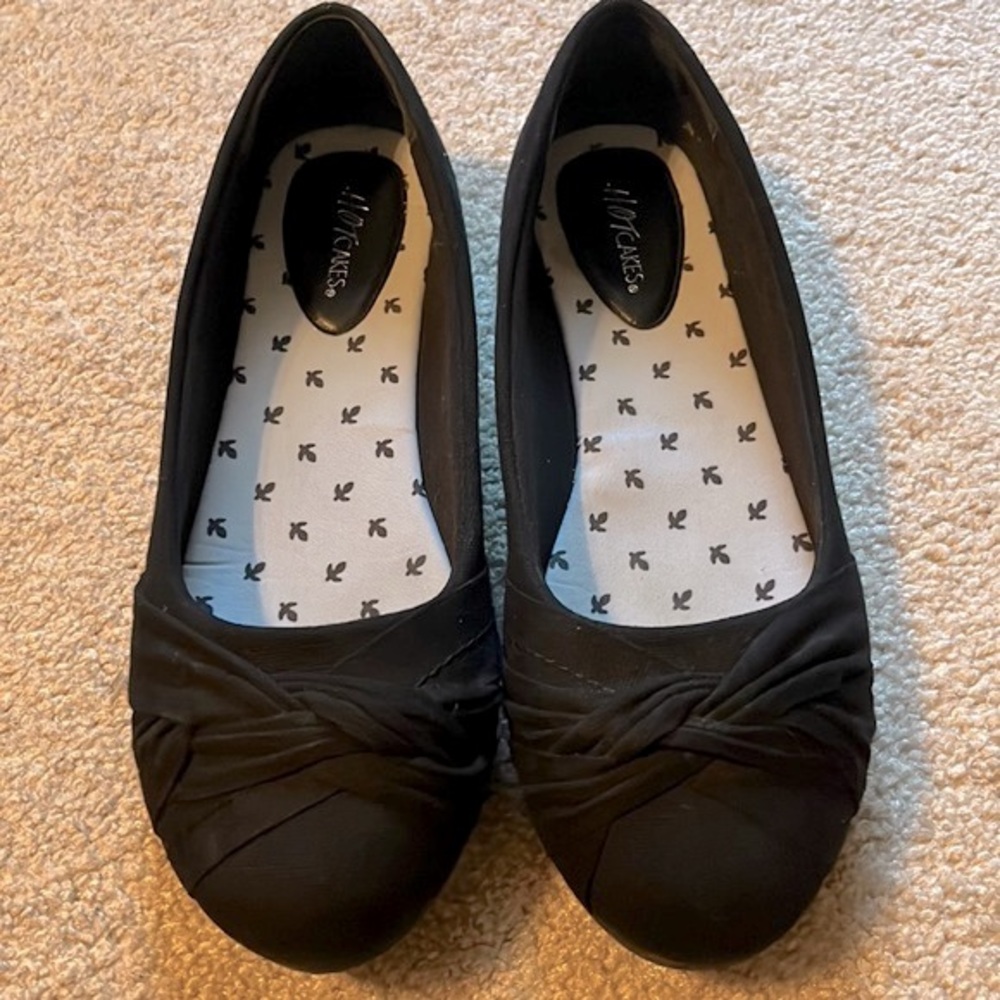 Hot Cakes black twist front flats women’s size 9 1/2